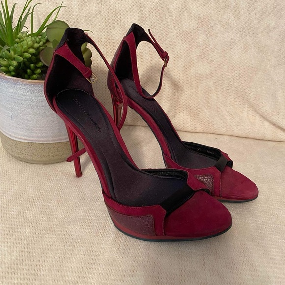 Like New Burberry Sexy Pumps - Picture 1 of 4